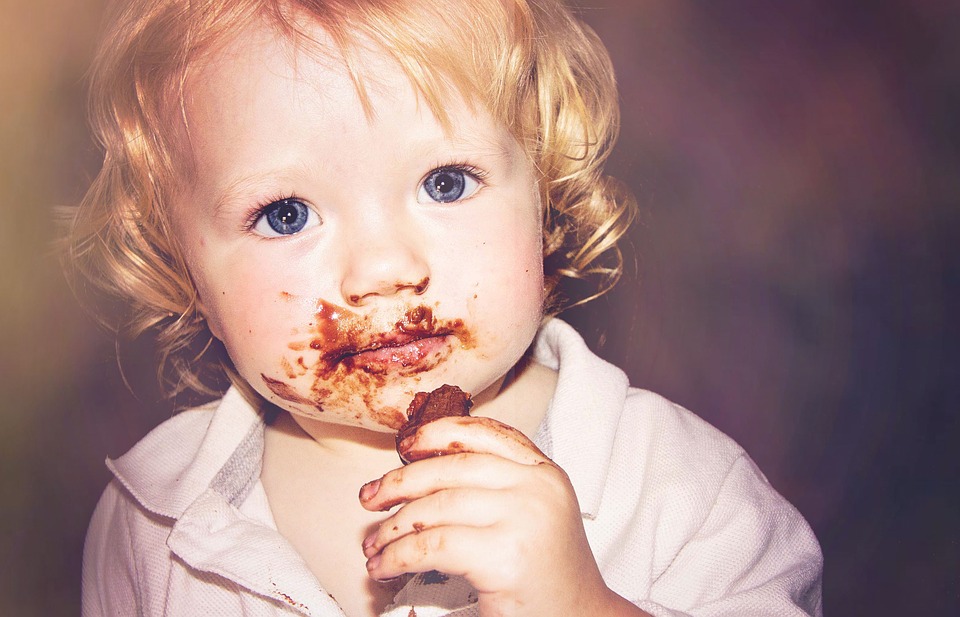 Enfant Mangeant Du Chocolat émotion Heureuse